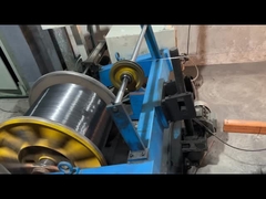 Biały kabl podłączony do kabli światłowodowych w pomieszczeniach LSZH