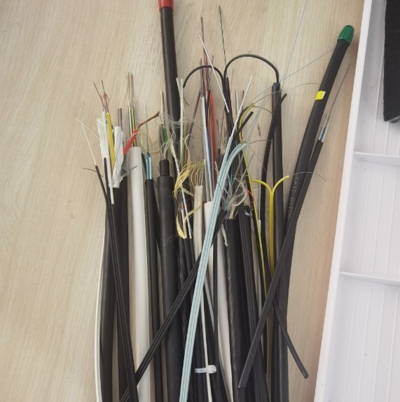 Przewód FTTH jednorzędowy do wewnętrznych pomieszczeń 1-12 rdzenia do bezproblemowego połączenia
