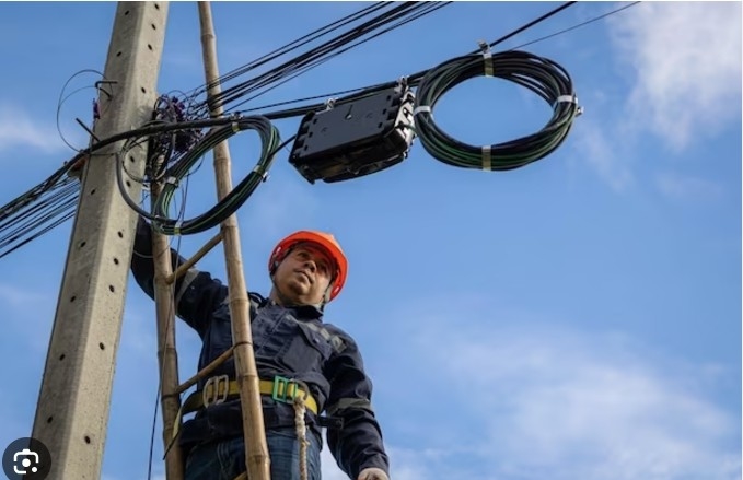 Kabel FTTH samopodtrzymujący się w kształcie łuku 4 rdzenia do komunikacji telefonicznej