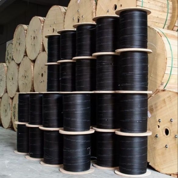 Czarny przewód światłowodowy FTTH do komunikacji, 4-żyłowy, używany do budownictwa komunikacyjnego