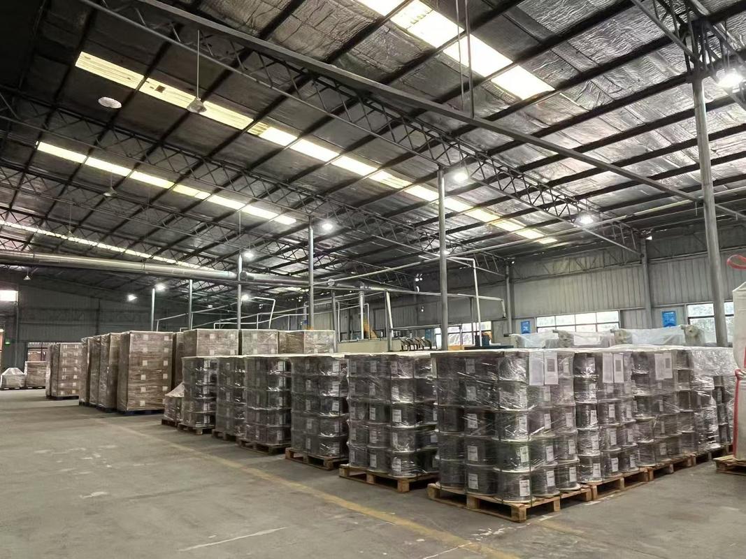 Samonośny światłowód motylkowy ze wzmocnieniem metalowym, płaszczem LSZH i stalową liną ocynkowaną do kabli przyłączeniowych FTTH