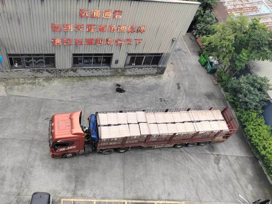 Samonośny światłowód motylkowy ze wzmocnieniem metalowym, płaszczem LSZH i stalową liną ocynkowaną do kabli przyłączeniowych FTTH