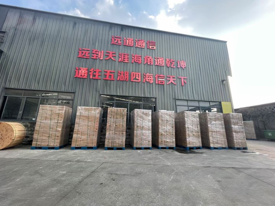 Samonośny światłowód motylkowy ze wzmocnieniem metalowym, płaszczem LSZH i stalową liną ocynkowaną do kabli przyłączeniowych FTTH