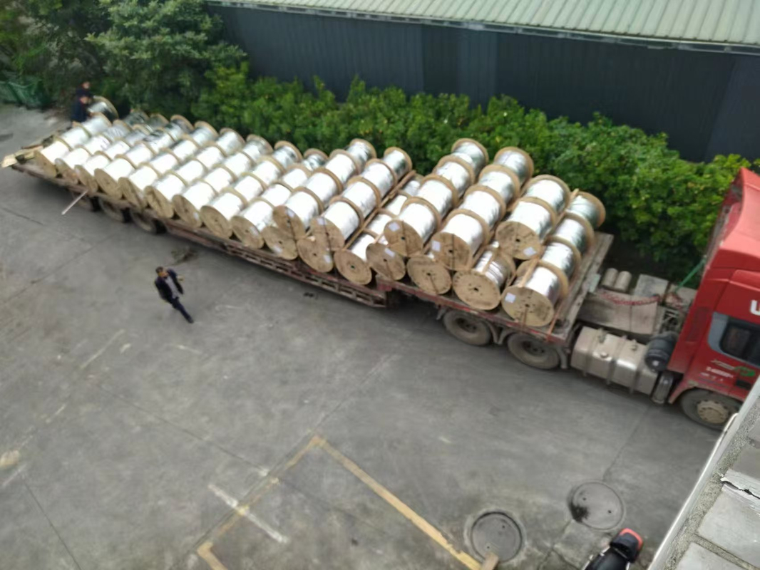 Samonośny światłowód motylkowy ze wzmocnieniem metalowym, płaszczem LSZH i stalową liną ocynkowaną do kabli przyłączeniowych FTTH